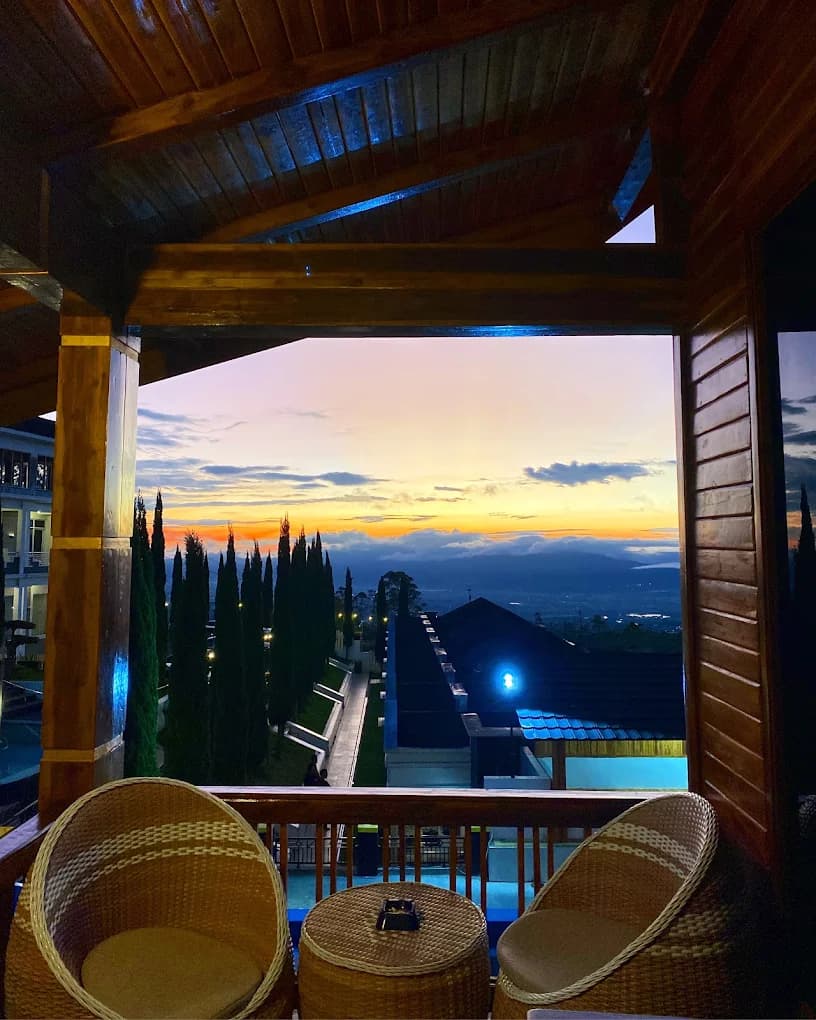 Menikmati Senja dari Balkon